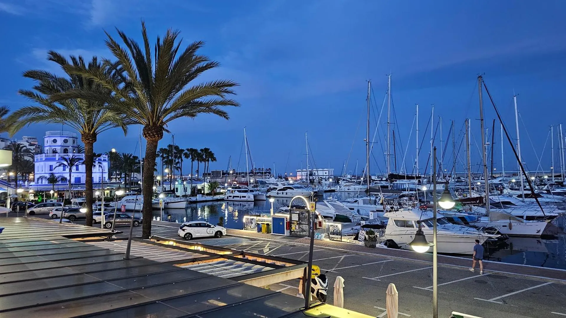 Apartment Duplex Con Bellas Vistas Al Mar, A Pasos De La Playa Estepona